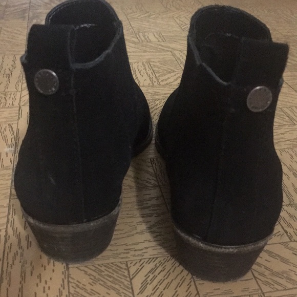 Black Suede material ankle boots women’s size 7 from Steve Madden. Low heel - Picture 3 of 6